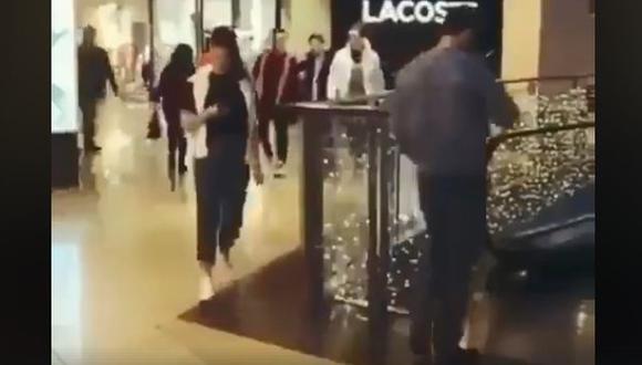 Un joven le jugó distintas bromas a los clientes de un centro comercial y se volvió viral en internet. (Foto: Captura)