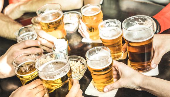 Manos de amigos bebiendo cerveza en el restaurante del pub de la cervecería. (Imagen: Pixabay)