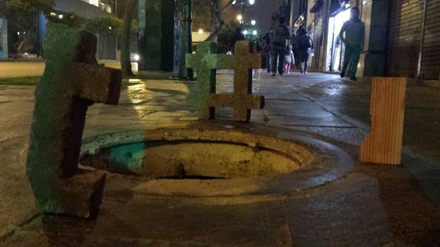 Buzón sin tapa pone en riesgo a peatones en el centro de Lima - 1