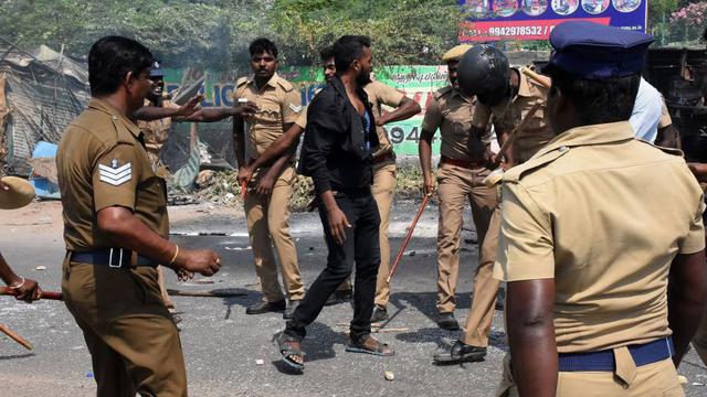 El ministro jefe estatal, Edappadi K. Palaniswami, dijo que la policía se vio obligada a actuar después de que las protestas se volvieron violentas, con un saldo de nueve fallecidos. El gobernador estatal situó la cifra de víctimas mortales en 11.(Foto: AFP)
