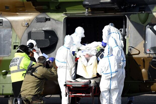 El personal médico instala a un paciente a bordo de un helicóptero médico francés NH90 del primer RHC cerca del hospital Mercy (CHR Metz), este de Francia, para ser evacuado a un hospital alemán en Essen (Foto: AFP)