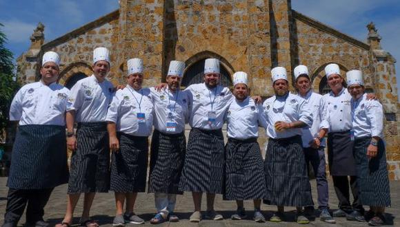 En la foto, el chef peruano Darwin Santa María (el sexto desde la izquierda) junto a otros de los participantes en el encuentro.