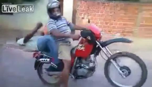 YouTube: sufrieron accidente tras subir ebrios a una moto