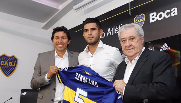 Carlos Zambrano junto al 'Patrón' Bermúdez (derecha), exjugador de Boca Juniors y actual miembro del consejo de fútbol del club, y Jorge Ameal, presidente xeneize, el día de su presentación. (Foto: AFP)
