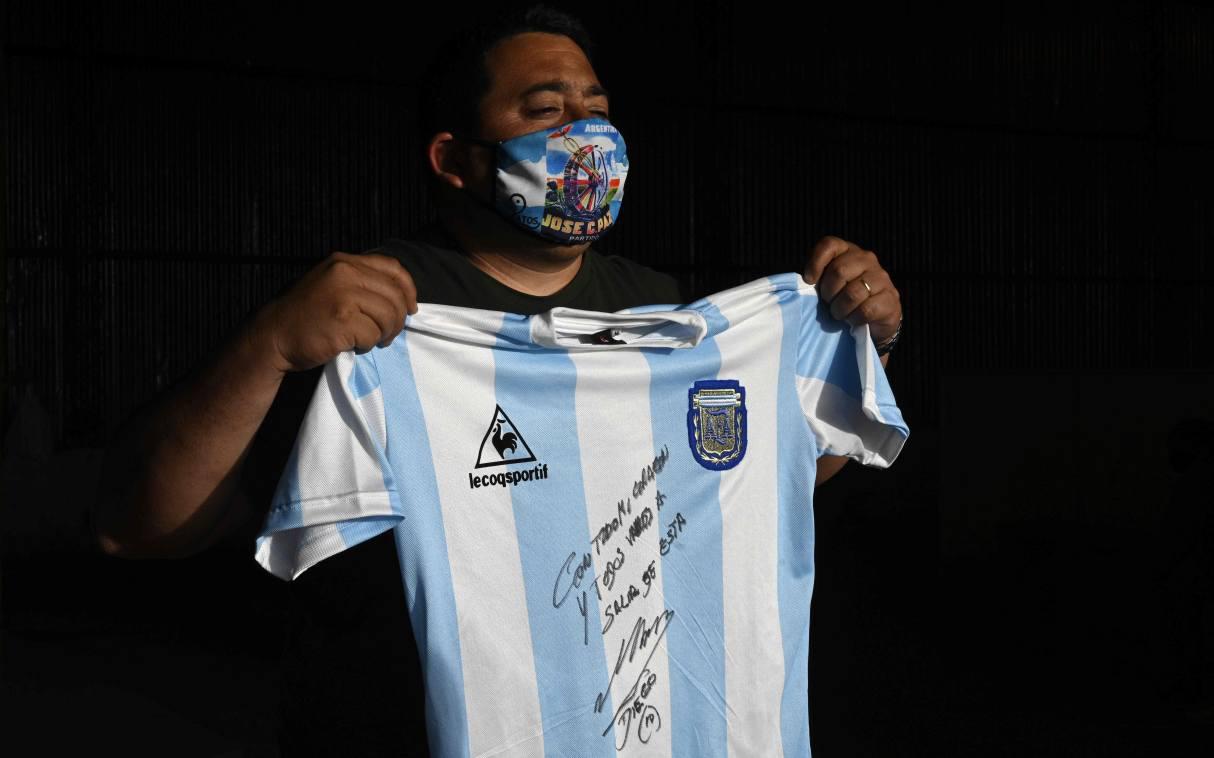 Diego Maradona donó una camiseta para ayudar a un barrio vulnerable de Buenos Aires en plena pandemia. (Foto: AFP)