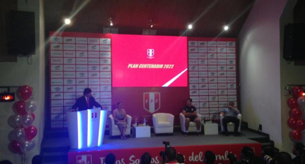 Daniel Ahmed fue presentado por Edwin Oviedo, presidente de la Federación Peruana de Fútbol. (Foto: Twitter)