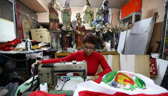 Confeccionar una de las banderas puede tomar desde dos días hasta una semana, según la complejidad de los detalles (Foto: Jesús Saucedo/@photo.gec)