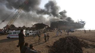 Pakistán: Las impresionantes explosiones en un barco petrolero
