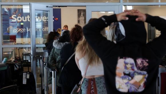 Los pasajeros de Southwest Airlines esperan en fila en la oficina de servicios de equipaje después de que las aerolíneas estadounidenses. REUTERS/Shelby Tauber