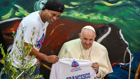 Ronaldinho Gaúcho le entregó un camiseta al Papa Francisco. (Foto: AFP)