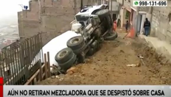 Camión mezclador de cemento lleva casi un día en cerro El Pino tras despistarse | Captura de video / América Noticias