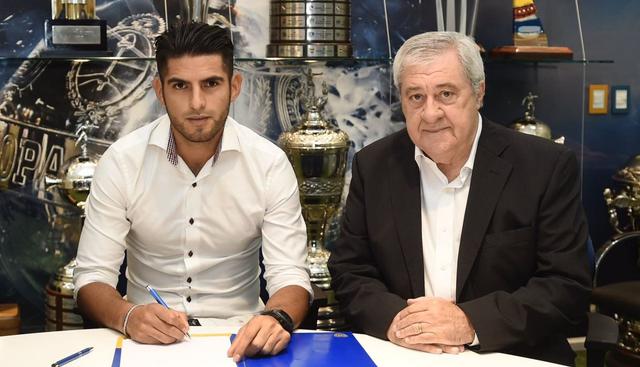 Carlos Zambrano junto al presidente Jorge Ameal al momento de firmar su contrato. (Foto: Boca Juniors)