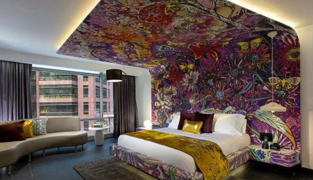 Las habitaciones del hotel cuentan con textiles que van desde la cabecera de la cama y se extienden hacia el techo. (Foto: studiogaia.com)