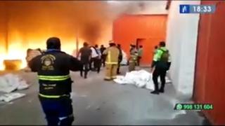 Bomberos y funcionarios ediles logran controlar incendio en un depósito de telas en Huachipa | VIDEO