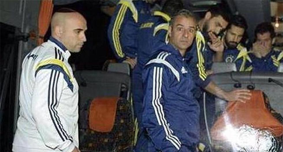 Repudiable acto contra el bus del equipo turco (Foto: Mundo Deportivo)