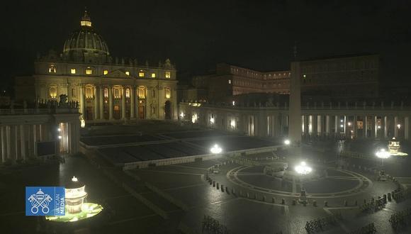 La Plaza de San Pedro, en Ciudad del Vaticano, el 18 de mayo de 2023, cuando un hombre ingresó a la Santa Sede conduciendo un vehículo. (Captura de YouTube / Vatican News - Español)