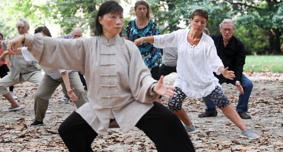 Personas aprenden Tai Chi en Bruselas. (Foto: Xinhua)