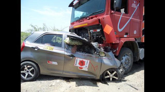 Choque frontal entre camión y auto dejó tres muertos en Piura - 1