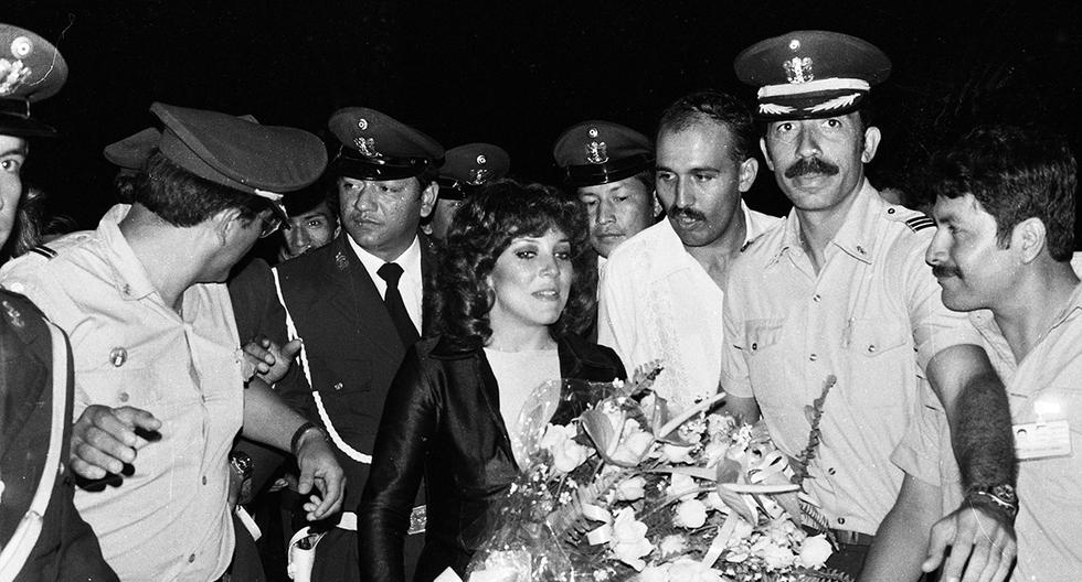 Lima, 24 de marzo de 1980. Ese día llegó al Perú, por primera vez, la popular actriz mexicana Verónica Castro. El aeropuerto Jorge Chávez estaba repleto de fans y de policías que la resguardaron. (Foto: GEC Archivo Histórico)