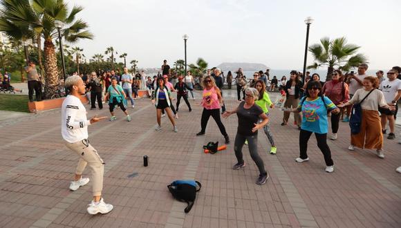 Vecinos realizaron “bailetón” en el parque Itzhak Rabin en defensa del uso de los espacios públicos. (Foto: Jesús Saucedo@photo.gec)