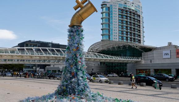 Una escultura del artista canadiense Benjamin Von Wong instalada en Lisboa, Portugal, donde este 1 de julio se lleva a cabo la Conferencia sobre los Océanos de la ONU.