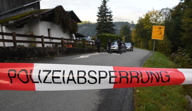 Policías aseguran la escena del crimen alrededor de una casa en Kitzbuehel, Austria, donde cinco personas fueron asesinadas. (Foto: AFP)