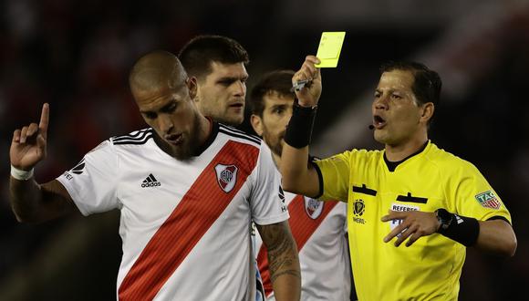 El peruano Víctor Hugo Carrillo está en la terna de los árbitros candidatos para dirigir el River Plate vs. Boca Juniors en la vuelta de la final de la Copa Libertadores 2018. (Foto: AFP)