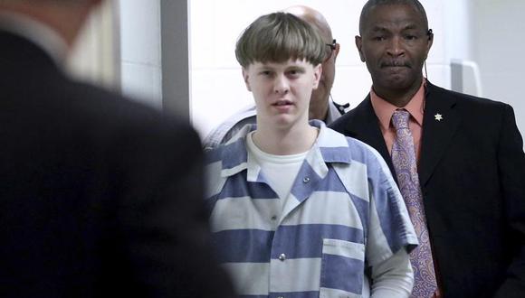 En esta foto del 10 de abril del 2017, Dylann Roof ingresa a la sala del tribunal en el Centro Judicial del Condado de Charleston para declararse culpable por cargos de asesinato. (Grace Beahm / The Post And Courier a través de AP, Pool, File).