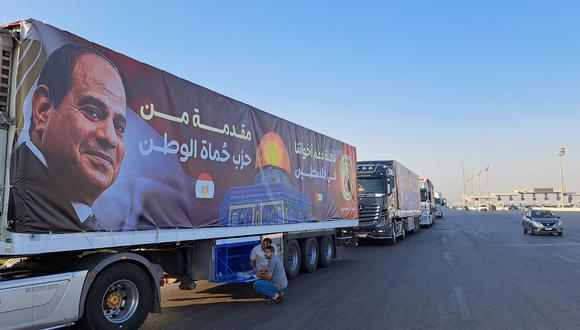 Un convoy de camiones que transportan suministros de ayuda para Gaza desde Egipto espera en la carretera principal del desierto de Ismailia, a unos 300 kilómetros al este de la frontera egipcia con la Franja de Gaza. (Foto de Khaled DESOUKI / AFP).