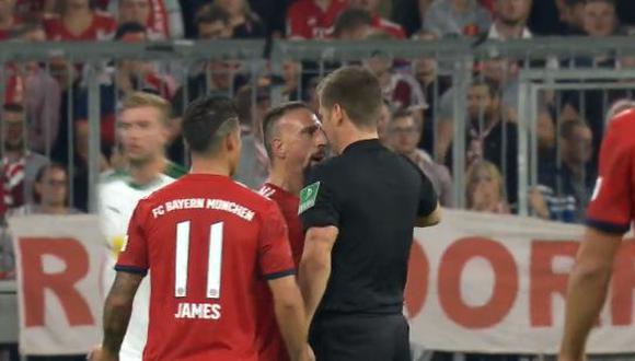 Frank Ribery perdió los papeles con el árbitro en el encuentro entre Bayern Múnich vs. Monchengladbach. (Foto: captura).