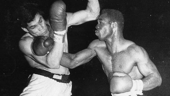 Imagen de Mauro Mina durante un pelea de boxeo realizada el 3 de julio de 1959. Había pasado siete años de ese primer campeonato de la Plaza de Acho, y ya empezaba a ser un campeón aspirante al título mundial. (Foto: Archivo Histórico El Comercio)