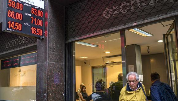 El "dólar blue" se cotizaba en 159 pesos en Argentina este martes. (Foto: AFP)