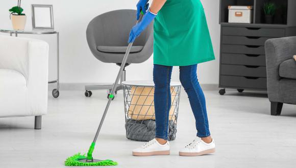 No olvides limpiar tus pisos al menos dos veces por semana para evitar que se acumule polvo o residuos. (Foto: Máxima)
