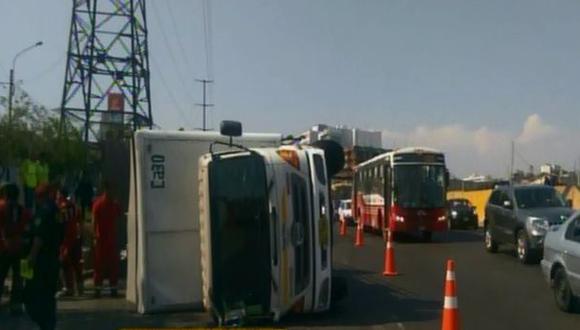 Panamericana Sur: vuelco de camión en Km. 7 causa congestión