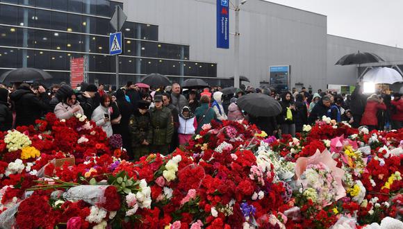 La gente deposita flores en un monumento improvisado frente al Crocus City Hall en Krasnogorsk el 24 de marzo de 2024. (Foto de Olga MALTSEVA / AFP).