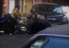 YouTube: instante en que un hombre atropella a mujer policía