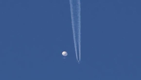 Un avión pasa por debajo del globo chino mientras sobrevolaba Carolina del Norte.