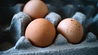 ¿Cuánto duran los huevos fuera del refrigerador?