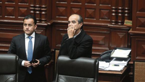 Durante el debate, el congresista del Partido Aprista Mauricio Mulder, autor de la ley aprobada anoche, se acercó a la Mesa Directiva a dialogar con sus integrantes. (Foto: Alessandro Currarino/El Comercio)