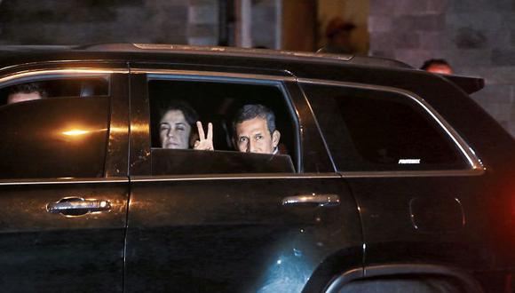Ollanta Humala y Nadine Heredia dejaron su vivienda de la calle Castrat a las 3:30 de la madrugada de ayer. (Foto: Alessandro Currarino / El Comercio)