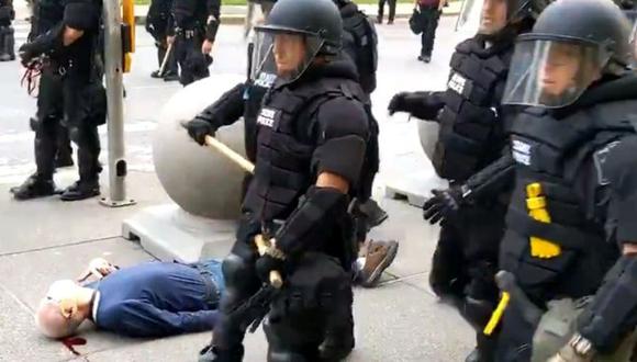 Un video muestra cómo dos agentes de policía empujan a un hombre en Búfalo, Nueva York, éste cae y termina herido en el suelo. (Reuters).