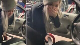 Mujer arranca accidentalmene sus extensiones de cabello al aspirar su auto