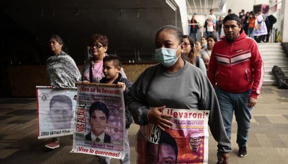 Familiares de los 43 normalistas desaparecidos de Ayotzinapa llegan a la presentación del informe del Grupo Interdisciplinario de Expertos Independientes (GIEI), en Ciudad de México, México, el 25 de julio de 2023. (Foto de José Méndez / EFE)