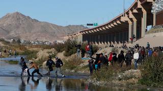 Cientos de migrantes se agolpan en la frontera entre México y EE.UU. a días de que termine el Título 42