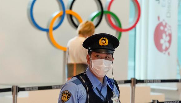 Un policía japonés resguarda la zona de llegada del Aeropuerto Internacional de Tokio, Japón, el el 8 de julio de 2021. (EFE / EPA / KIMIMASA MAYAMA).