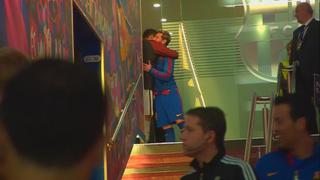 El emotivo abrazo entre Messi y Bravo en el Camp Nou [VIDEO]