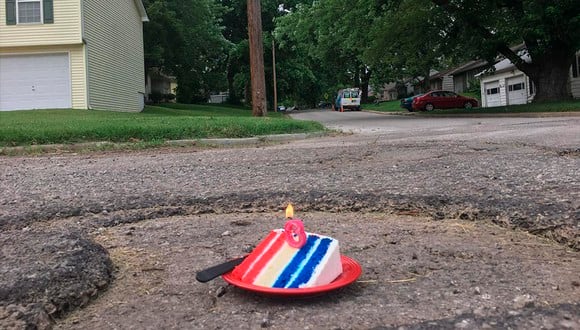 Un hombre celebra el cumpleaños de un bache que llevaba tres años sin arreglarse. (Frank Sereno)