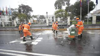 Disolución del Congreso: limpian calles y paredes tras manifestación en Av. Abancay | VIDEO