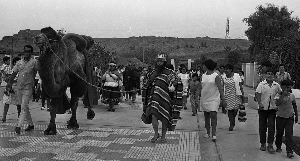 Lima, 6 de enero de 1969. Los tres Reyes Magos hacen su ingreso al Parque de las Leyendas, en Sa Miguel, en busca del Nacimiento en vivo que los acogería con ilusión y esperanza. (Foto: GEC Archivo Histórico)