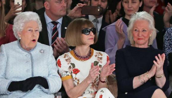 La modista de la reina, Angela Kelly (la primera a la derecha) y la monarca tienen un interés compartido en modas. Foto: Getty images, vía BBC Mundo